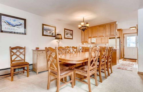 Four O'Clock House | 7th Nt FREE! Walk to Town/Trails/Free Shuttle, Pool/HotTub, Patio+BBQ. Top Spot!