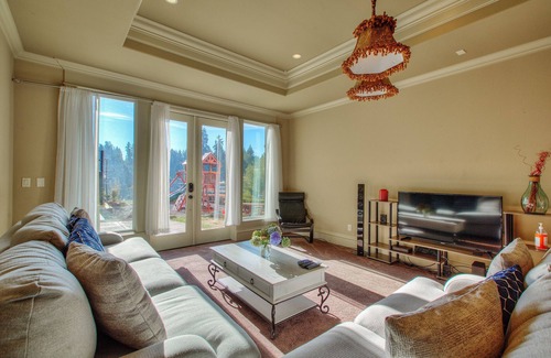 Lakeland South House | 8,000sqt+ Luxury lakefront estate w/ heated indoor pool for your next staycation