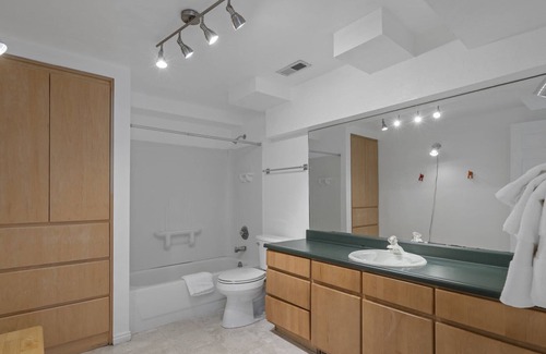 North Snyderville Basin House | 8.5 Acre Ranch w/Hot Tub | Elk Grove by RoveTravel