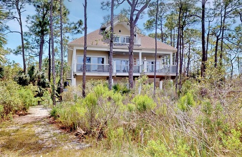 East End House | 8 ACRE Private Bayfront Estate! Bring the Pets! Fishing Pier, Dock, Free Beach Gear, 5BR/4.5BA "Acres of Willow Pond"