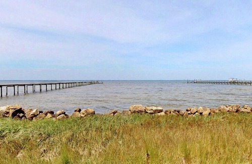 East End House | 8 ACRE Private Bayfront Estate! Bring the Pets! Fishing Pier, Dock, Free Beach Gear, 5BR/4.5BA "Acres of Willow Pond"