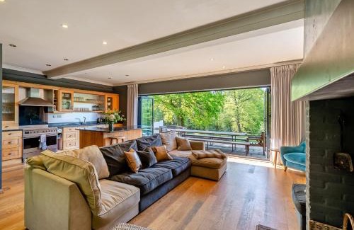 Crowborough House | 8 Bed in Crowborough 92858