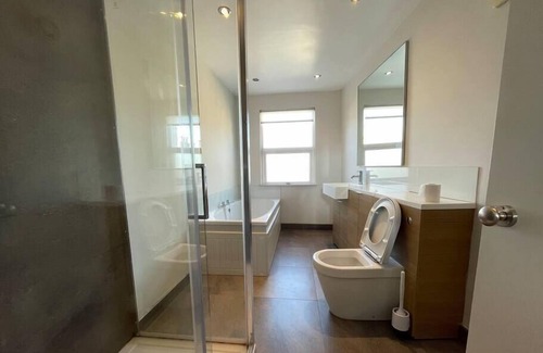 Askew House | 8 Bed Westfield, 5 Stations <10min, Central<20min