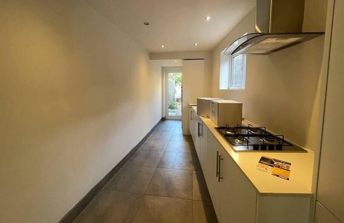 Askew House | 8 Bed Westfield, 5 Stations <10min, Central<20min