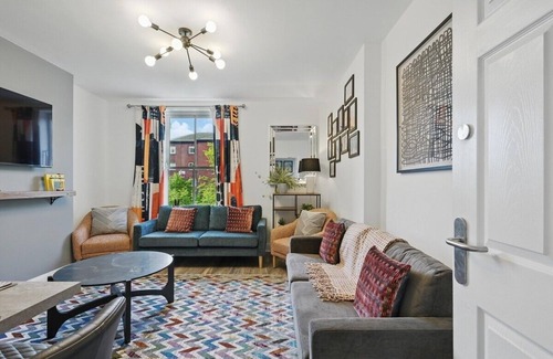 Queens Quarter Apartment | 8 bedroom 4 bathroom + 4x parking | StayByNumbers.