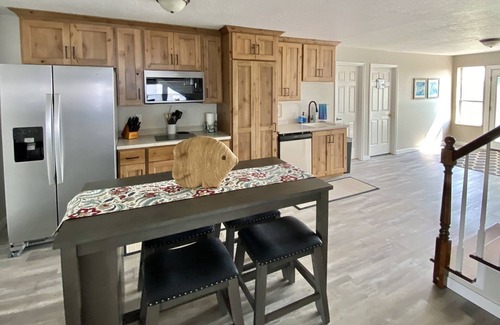 Orangeville House | 8 Bedroom 6 Bathroom home with kitchen, dining room area and lounge.