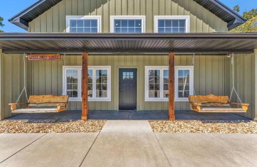 Branson House | 8-Bedroom Branson Retreat- Hot Tub & Porch Swings