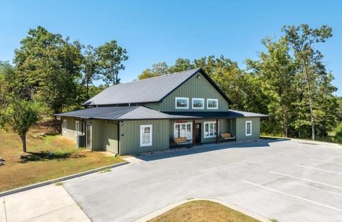 Branson House | 8-Bedroom Branson Retreat- Hot Tub & Porch Swings