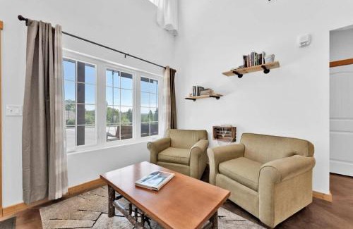 Branson House | 8-Bedroom Branson Retreat- Hot Tub & Porch Swings