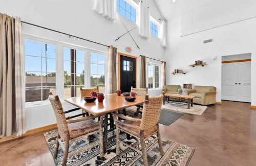 Branson House | 8-Bedroom Branson Retreat- Hot Tub & Porch Swings