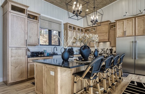 Bluff Mountain Cabin | 8 Bedrooms - SITTIN' ON TOP OF THE WORLD!