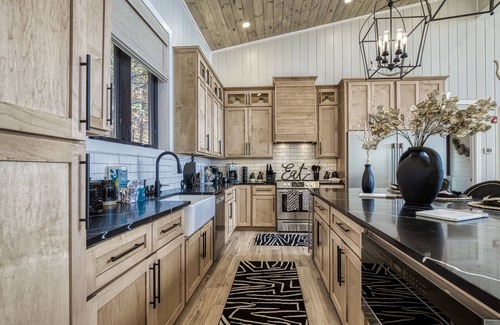Bluff Mountain Cabin | 8 Bedrooms - SITTIN' ON TOP OF THE WORLD!