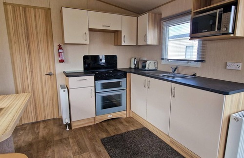 Hunstanton House | 8 berth caravan for hire at Manor Park near to a great beach ref 23041C