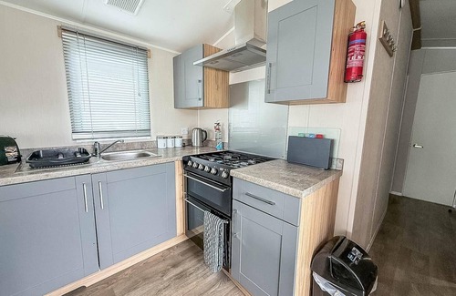 Hopton House | 8 berth caravan with decking and WiFi at Broadland Sands Park ref 20064CF