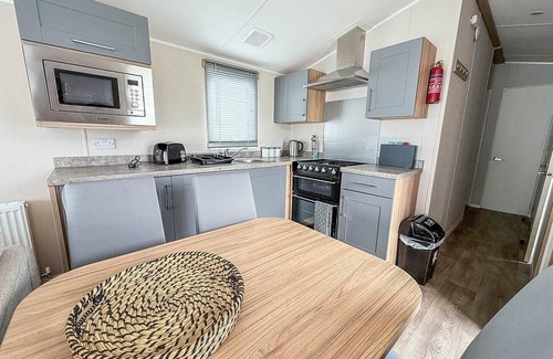 Hopton House | 8 berth caravan with decking and WiFi at Broadland Sands Park ref 20064CF