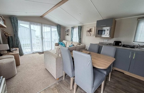 Hopton House | 8 berth caravan with decking and WiFi at Broadland Sands Park ref 20064CF