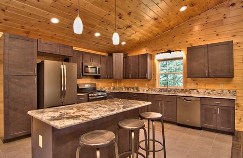 White Haven Cabin | 8 BR 4 BA SECLUDED 4000 SF. BACHELOR PARTIES/REUNIONS HOT TUB/WIFI! Sleeps 26!