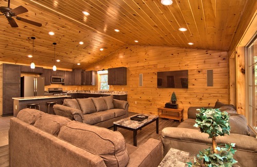 White Haven Cabin | 8 BR 4 BA SECLUDED 4000 SF. BACHELOR PARTIES/REUNIONS HOT TUB/WIFI! Sleeps 26!