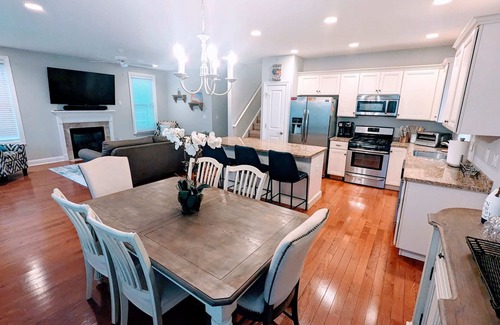 North End House | 8 BR/4 Baths -Whole Bldg - 2 Units/Walk to Fun