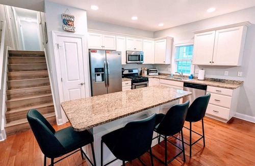 North End House | 8 BR/4 Baths -Whole Bldg - 2 Units/Walk to Fun