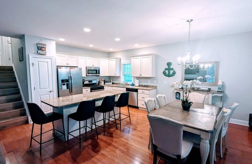 North End House | 8 BR/4 Baths -Whole Bldg - 2 Units/Walk to Fun