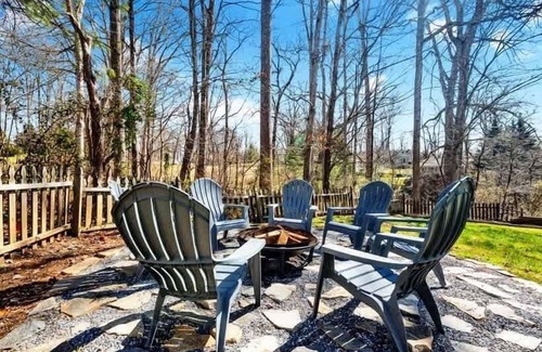 Candler House | 8 Br~Sleeps 24~Hot Tub~Game Room~Dog Friendly!