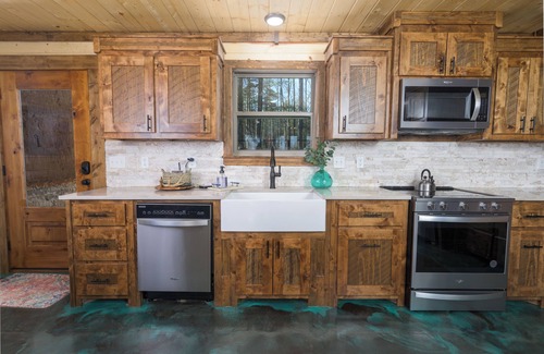 Octavia Cabin | 8 BR sleeps 29 river front *private island* pool tables