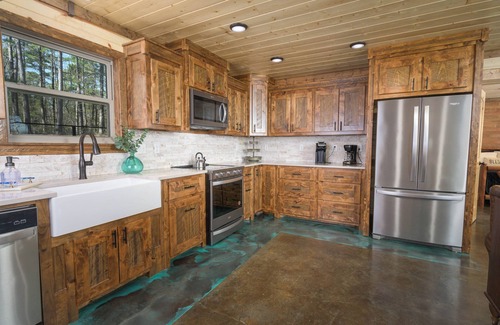 Octavia Cabin | 8 BR sleeps 29 river front *private island* pool tables