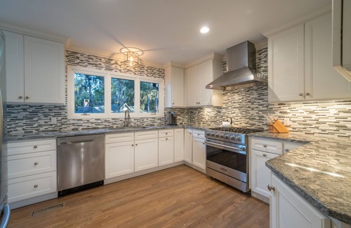 Heritage Woods House | 8 Heritage Road: A BESTNEST by Beverly Serral *Private Pool* and fenced yard