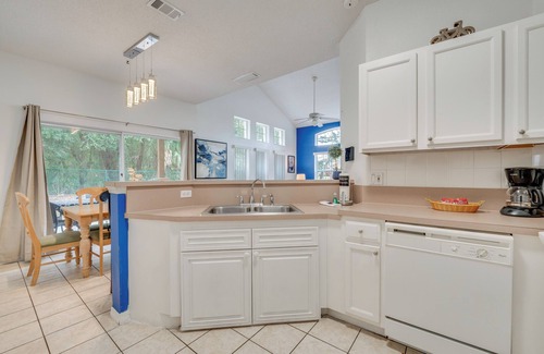 Crystal Cove House | 8 Mi to Disney World: Townhome w/Balcony & Patio!