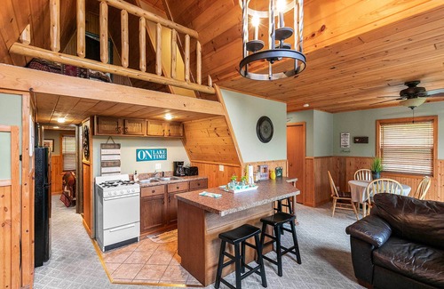 Lampe Cabin | 8 Mi to Dogwood Canyon: Cozy Cabin w/Deck