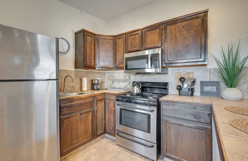 Mid City Apartment | 8 Mi to Dtwn Los Angeles: Apt w/Shared Yard!