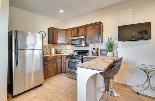Mid City Apartment | 8 Mi to Dtwn Los Angeles: Apt w/Shared Yard!