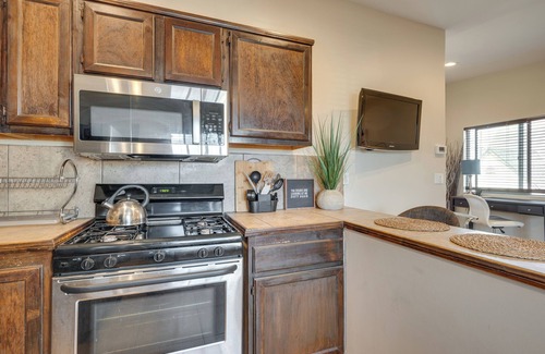Mid City Apartment | 8 Mi to Dtwn Los Angeles: Apt w/Shared Yard!