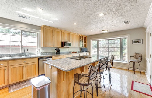 Ruch House | 8 Mi to Jacksonville: Oregon Getaway w/Deck!