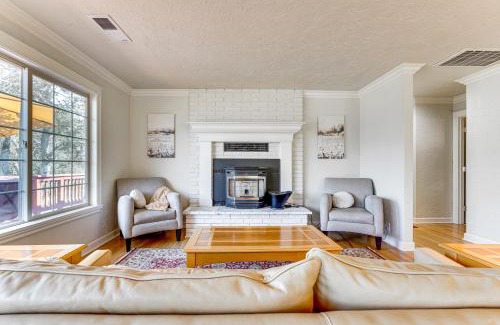 Jacksonville House | 8 Mi to Jacksonville Oregon Getaway with Deck!