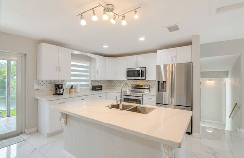 Golden Glades House | 8 Mi to Wynwood: Waterfront Retreat w/Lanai