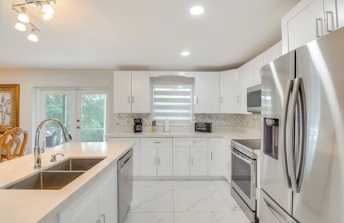Golden Glades House | 8 Mi to Wynwood: Waterfront Retreat w/Lanai