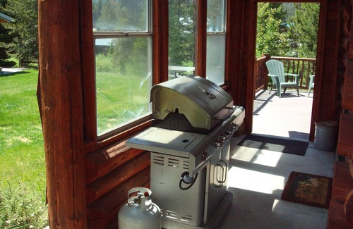Lazy Acres Cabin | 8 miles from Yellowstone! Perfect For Romantic Getaways & Families!