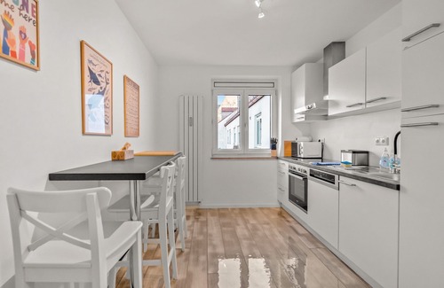 Alte Heide-Hirschau Apartment | 8 min metro to Marienplatz 120 m² Schwabing - 3 BR - 2.5 bath - private parking