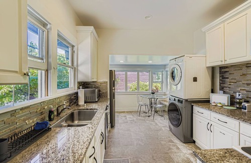 University District House | <8 min to UW, Comfort & Quiet University Retreat