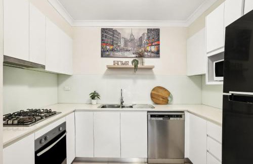 Rockdale Apartment | 8 mins from Sydney Airport! 1BR with Courtyard