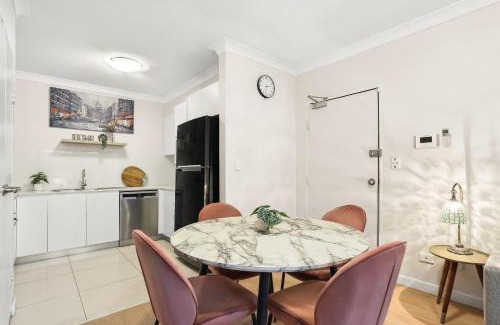 Rockdale Apartment | 8 mins from Sydney Airport! 1BR with Courtyard