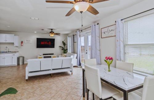 Port Isabel House | 8 Mins to SPI Beach Spacious 3BR with Backyard