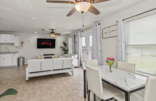 Port Isabel House | 8 Mins to SPI Beach Spacious 3BR with Backyard