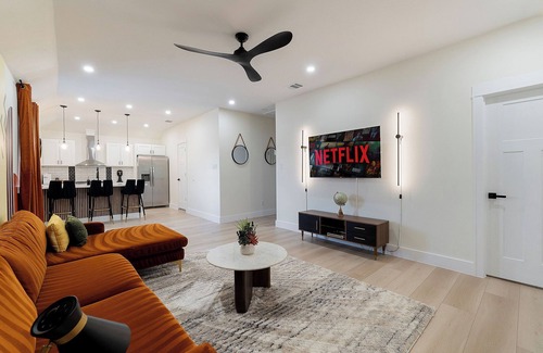 West Dallas Apartment | 8 Minutes From Downtown, Large Deck, Central, Peaceful Retreat
