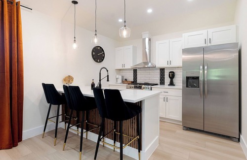 West Dallas Apartment | 8 Minutes From Downtown, Large Deck, Central, Peaceful Retreat
