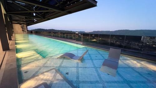 Sungai Penchala Apartment | 8 Mossaz skypool 5mins to 1U and Ikea atEmpire City by Light House