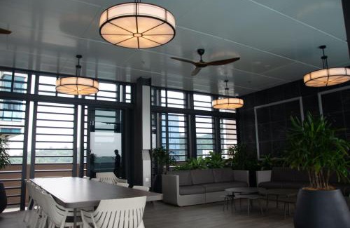 Sungai Penchala Apartment | 8 Mossaz skypool 5mins to 1U and Ikea atEmpire City by Light House