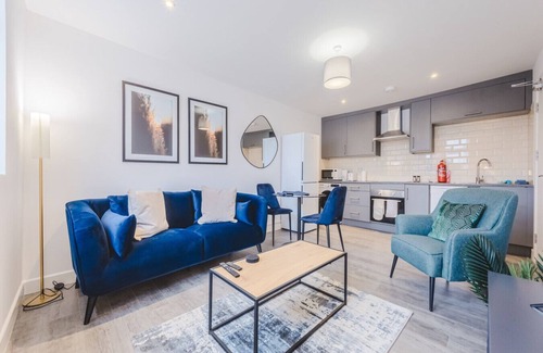 Swindon Apartment | 8 Regent Circus Apartment Central Location Long Stays